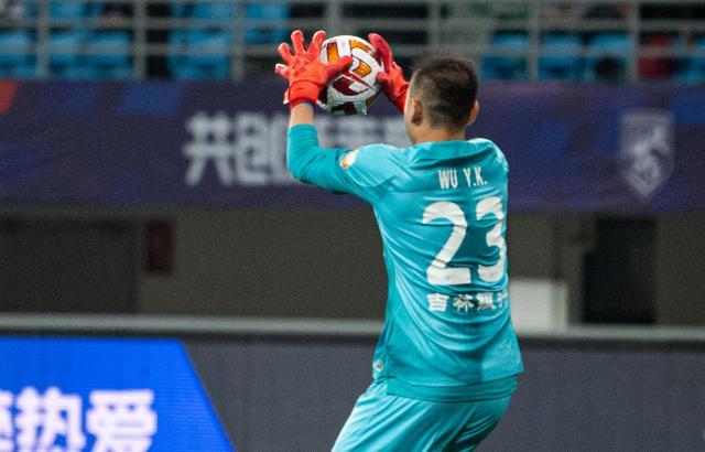 球探体育-吴亚轲两送空门被换下 亚泰球迷:这集我去年看过